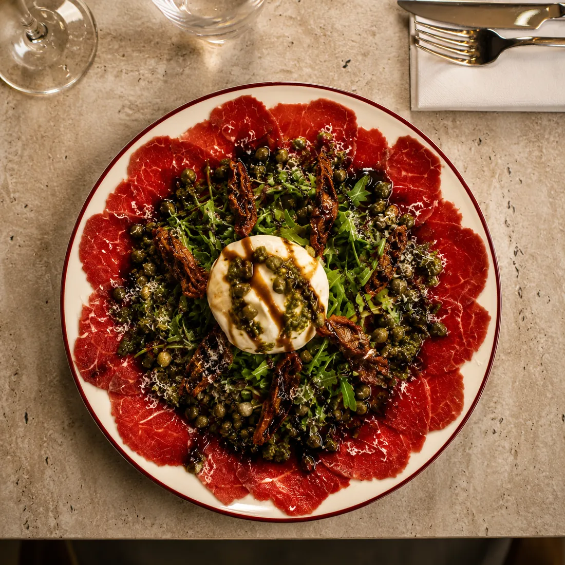 Carpaccio de bœuf, burrata, roquette et câpres